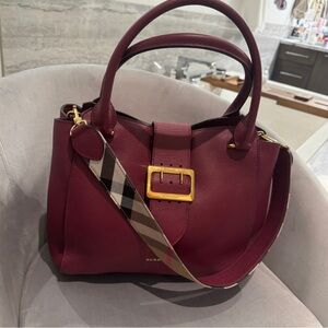 Burberry shoulder bag.